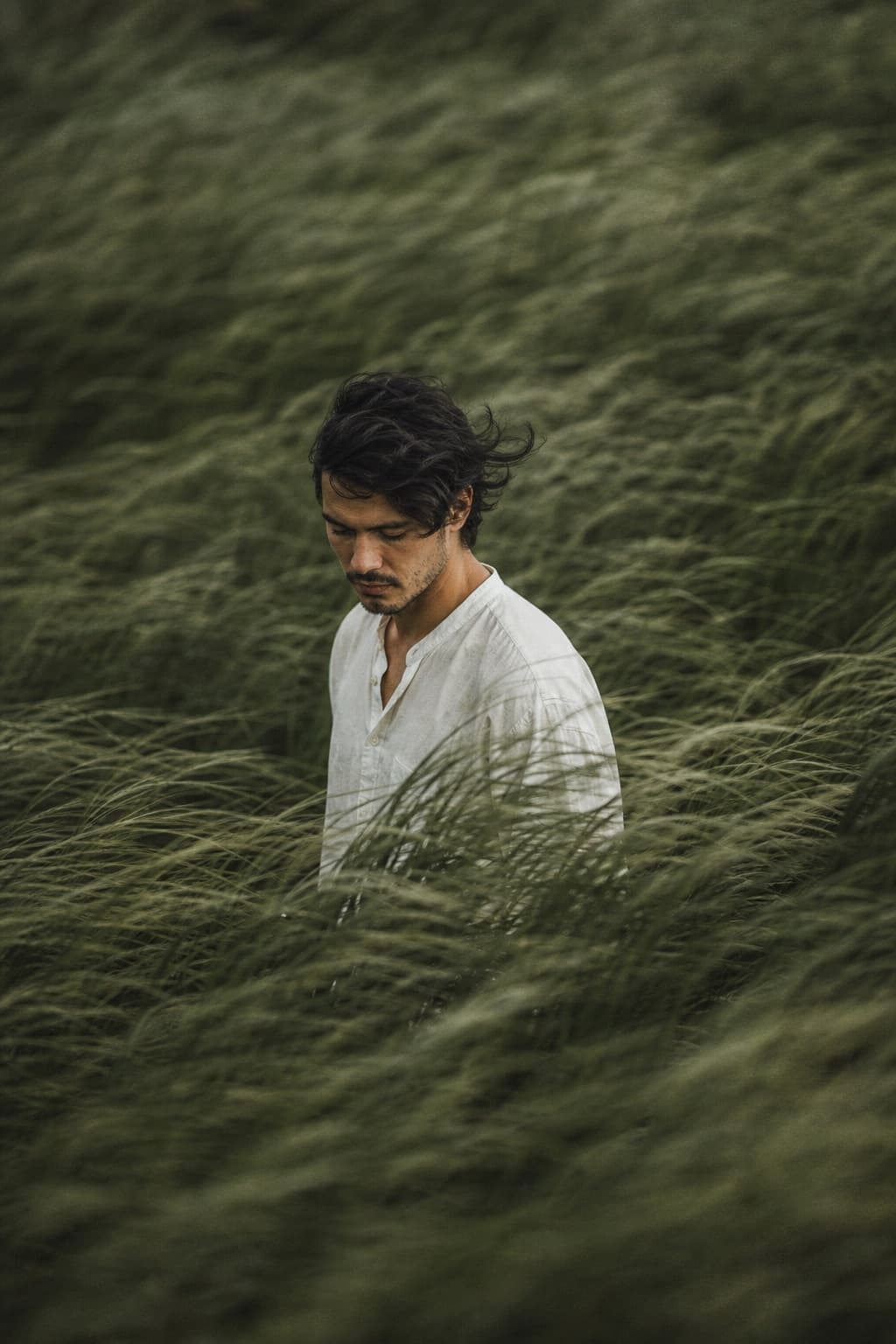 Retrato en campo de hierba al viento